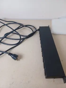 Geist Spf104-1525 Spn104-1525 Horizontal Pdu Surge 20a 125 Vac 50/60 Hz 330 V L-n 33 V-l-g Geist Spf104-1525 Spn104-1525 Horizontal Pdu Surge 20a 125 Vac 50/60 Hz 330 V L-n 33 V-l-g